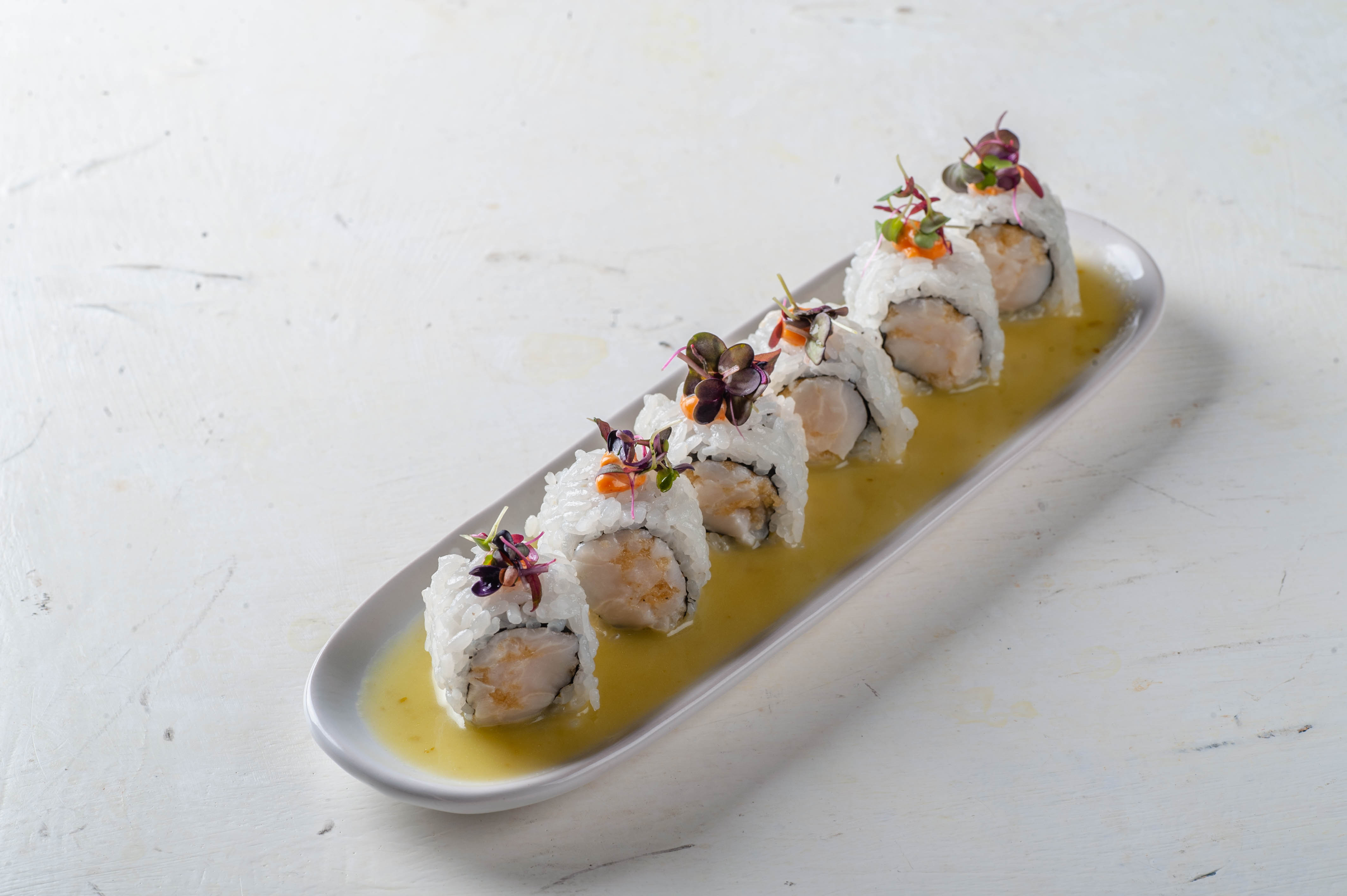 Ролл с гребешком и халапеньо-дрессингом